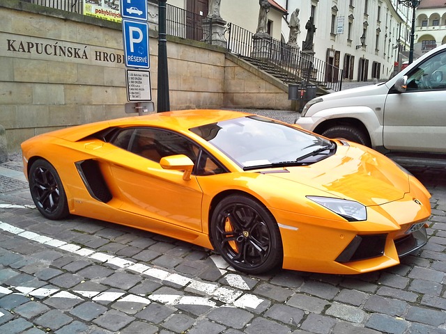 žluté auto